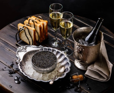 День рождения шампанского: 4 необычных закуски к игристому