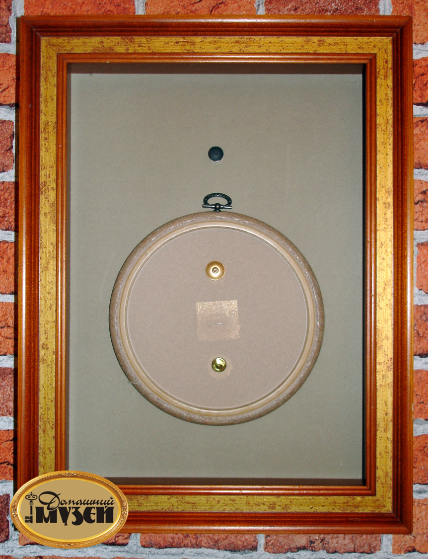 Планшет на магнитном крючке, круглый диаметром 15 см - для значков типа "цанга", "винт", "игла" (ориентировочно для 30 значков)1