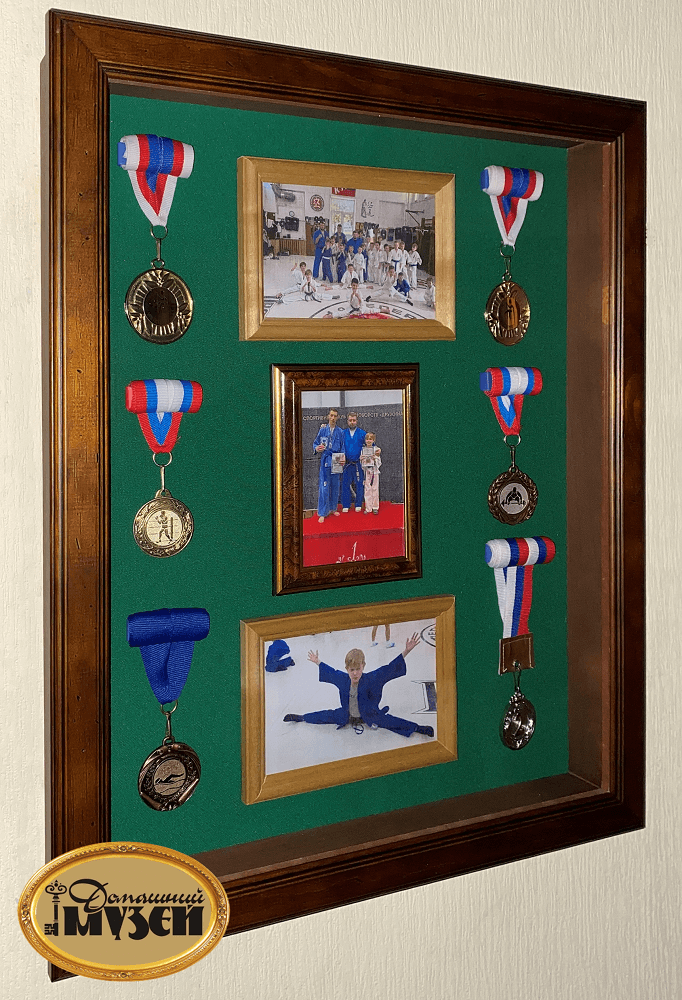 Витрина с дверцей для спортивных медалей, 50 см x 40 см, вертикальная, мини-магниты