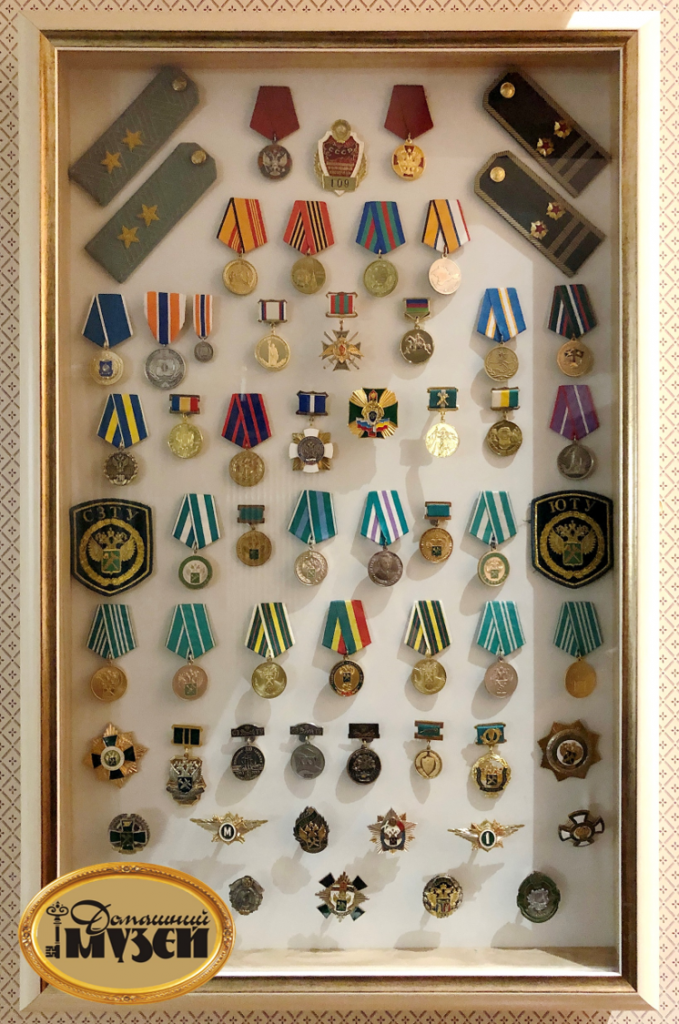 Витрина для орденов и медалей, 80 см x 50 см, вертикальная