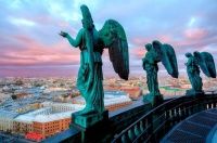 Невероятные фигурки ангелов, охраняющие город на Неве