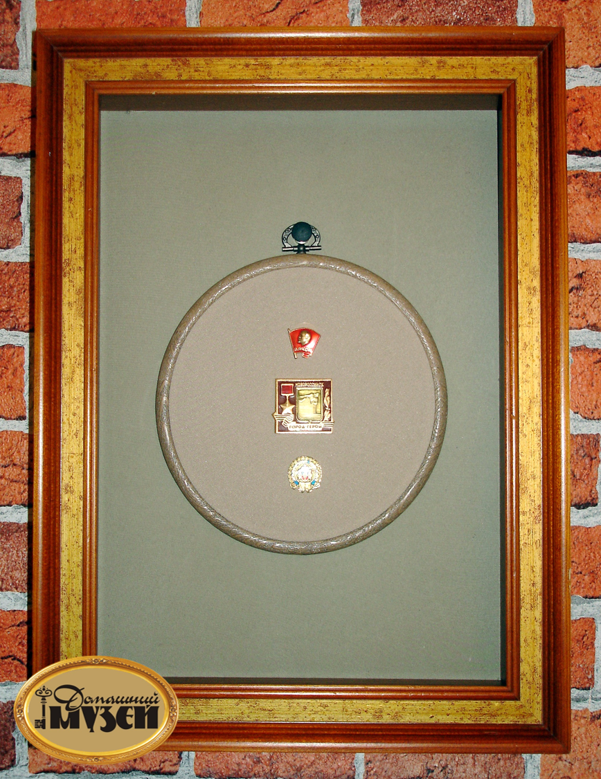 Планшет на магнитном крючке, круглый диаметром 15 см - для значков типа "цанга", "винт", "игла" (ориентировочно для 30 значков)