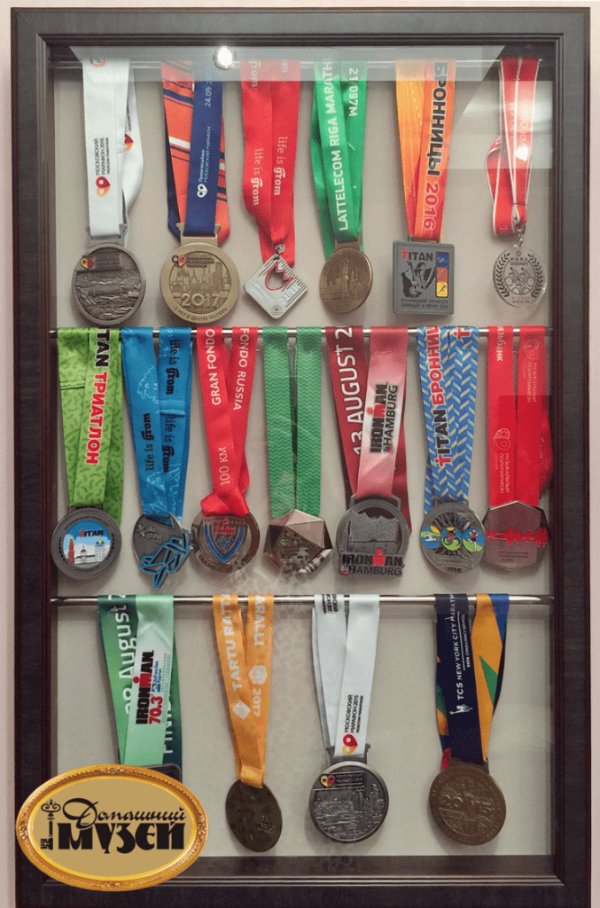Витрина с вешалами для спортивных медалей, 80 см x 50 см, вертикальная