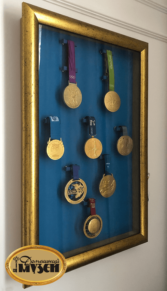 Витрина с дверцей для спортивных медалей, 80 см x 50 см, вертикальная, мини-магниты