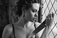 Неженское хобби: коллекция ножей Анджелины Джоли