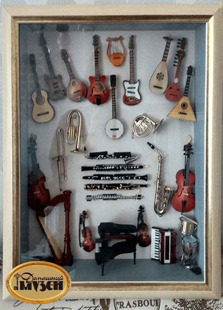 Витрина для коллекции музыкальных инструментов в миниатюре