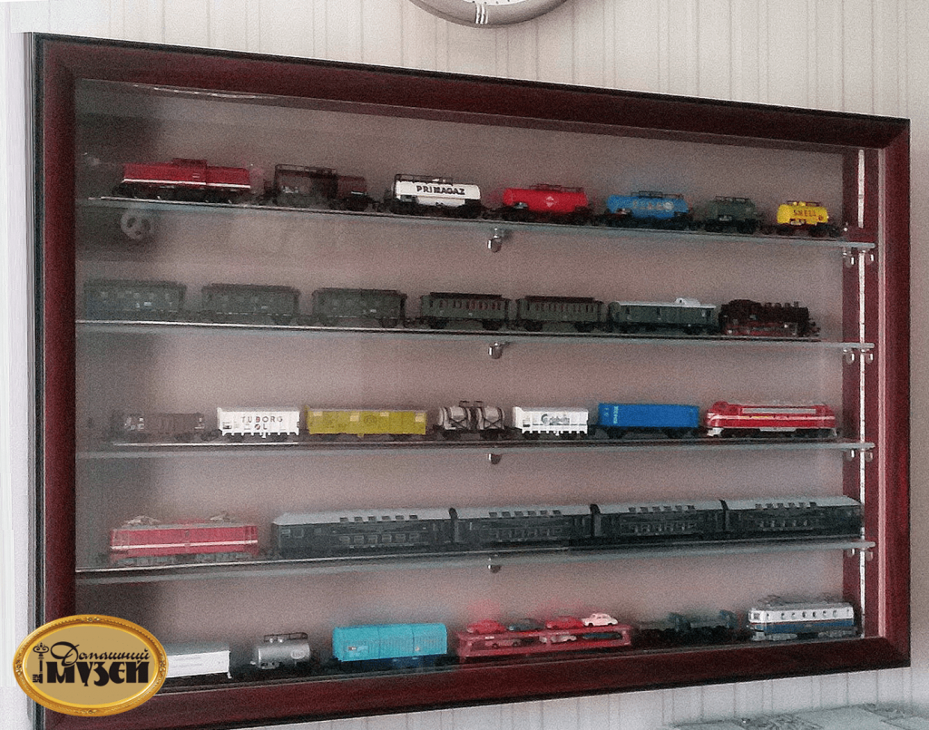 Витрина для коллекции железнодорожных моделей