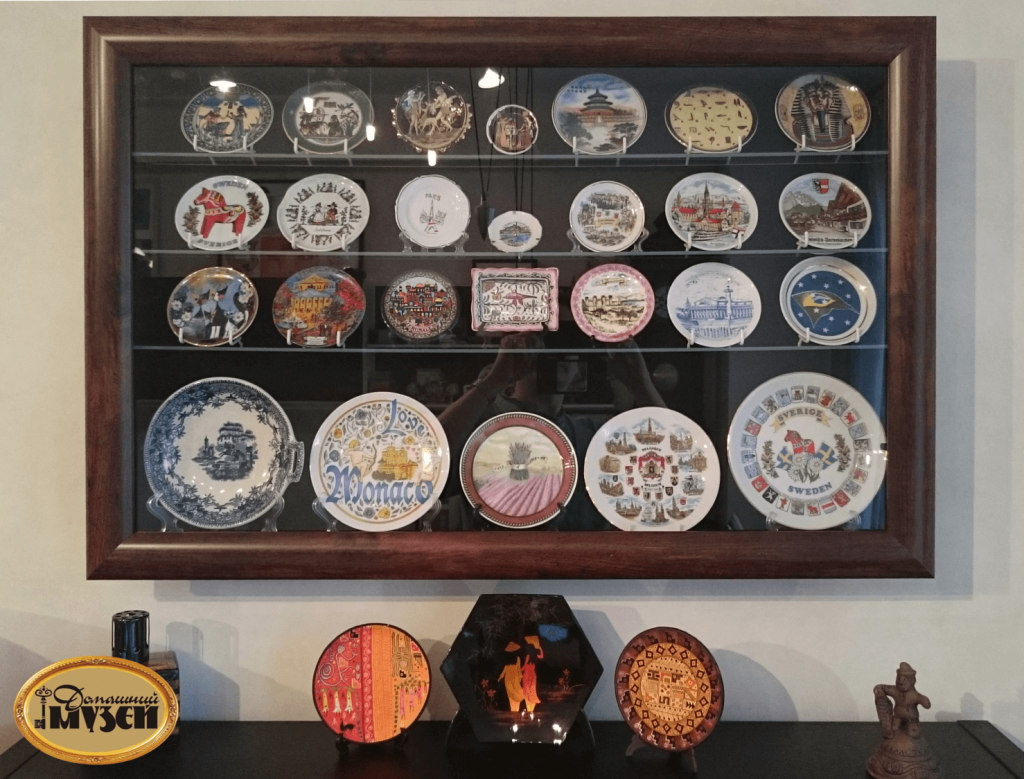 Витрина для коллекции сувенирных тарелочек