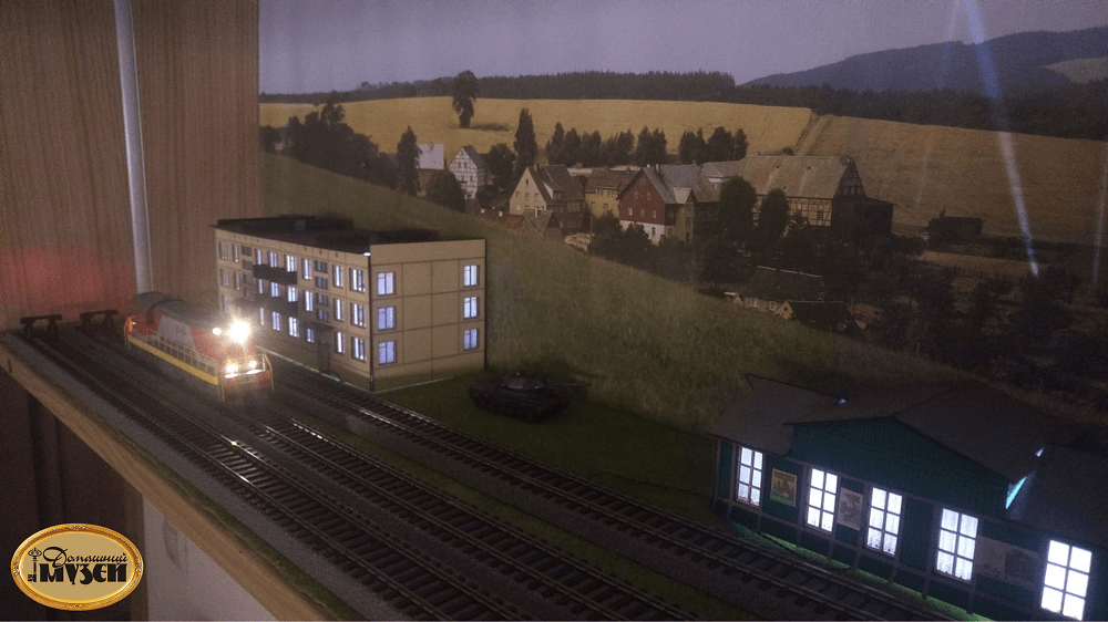 Витрина для железнодорожных моделей