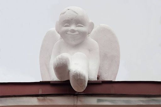 Ангелочек на крыше консульства Литвы